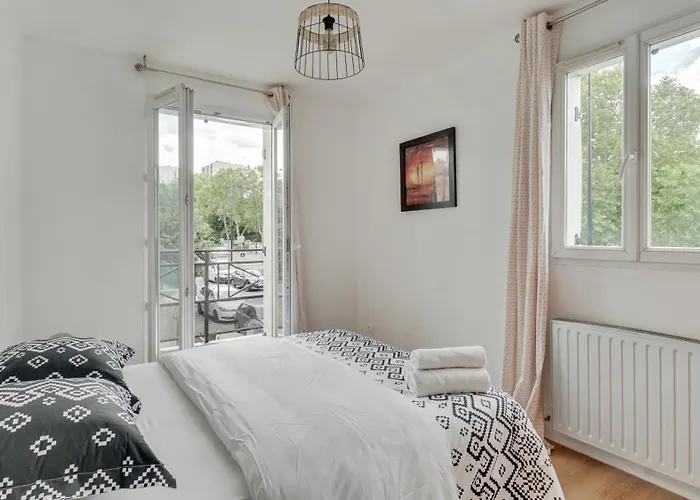 Chic Apart With Parking Near Paris
