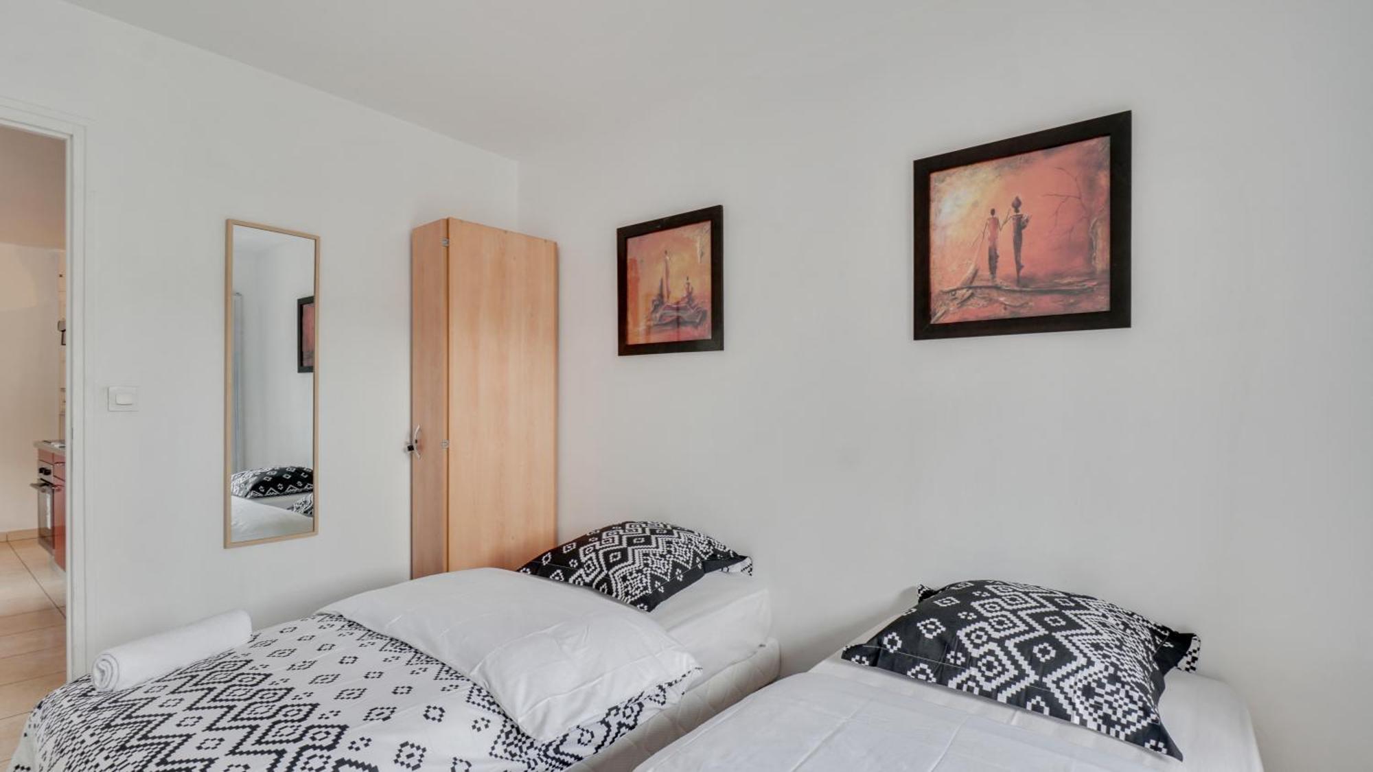 Chic With Parking Near Paris Appartement